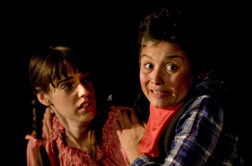 Gretel (Kathrin Maja Frei) und Hänsel (Camilla Gomes dos Santos) hören merkwürdige Geräusche im tiefen Wald.