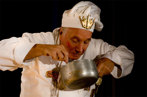 Der Oberhofkoch Fridolin (Hans-Peter Rieder) bei seiner Lieblingsbeschäftigung: Saucen probieren.